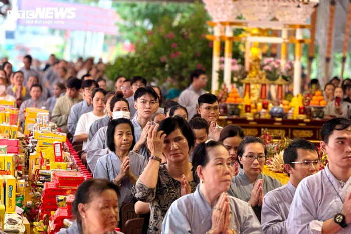 Trong tiếng chuông, tiếng mõ và những thời kinh cầu nguyện, hàng trăm Phật tử thành kính tưởng nhớ các anh hùng liệt sĩ và đồng bào đã hy sinh vì độc lập, tự do của Tổ quốc.