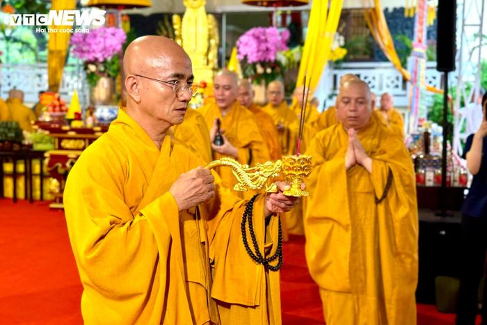 Các chức sắc, tăng ni thực hiện nghi lễ cầu siêu, cầu nguyện cho anh linh các anh hùng liệt sĩ và đồng bào đã khuất.