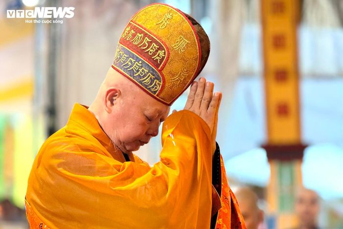 Hòa thượng Thích Lệ Trang - Phó Chủ tịch Hội đồng Trị sự, Trưởng ban Nghi lễ Trung ương, Trưởng ban Trị sự Giáo hội Phật giáo Việt Nam TP.HCM chủ trì các nghi thức trong buổi lễ.