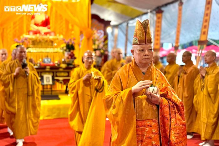 Khu vực đàn tràng được thiết lập trang nghiêm giữa công viên. Nhiều tăng ni trong lễ phục chỉnh tề thực hiện các nghi thức tâm linh, tụng kinh, cầu nguyện cho anh linh các liệt sĩ, chiến sĩ và đồng bào đã hy sinh trong các cuộc kháng chiến bảo vệ Tổ quốc.