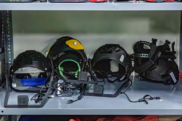 Ngoài bộ suit mocap gắn hệ thống marker phản quang, một số dự án mocap sử dụng thêm helmet gắn camera để ghi lại biểu cảm khuôn mặt.