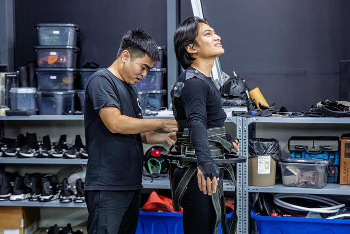 Trước buổi ghi hình, anh Hòa đang gắn và kiểm tra từng điểm marker và đai bảo hộ trên người diễn viên.
