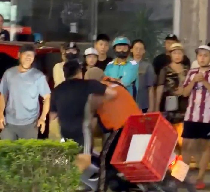 Vụ Nguyễn Xuân Phương hành hung nam shipper có nhiều người dân khu vực chứng kiến (Ảnh cắt từ clip)