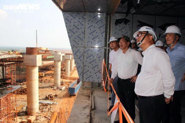 Đoàn công tác đã khảo sát hàng loạt hạng mục trọng điểm gồm hệ thống giao thông kết nối, các tuyến giao thông nội cảng, khu vực sân đỗ tàu bay, cầu cạn trước nhà ga và nhà ga hành khách - hạng mục trung tâm của dự án.