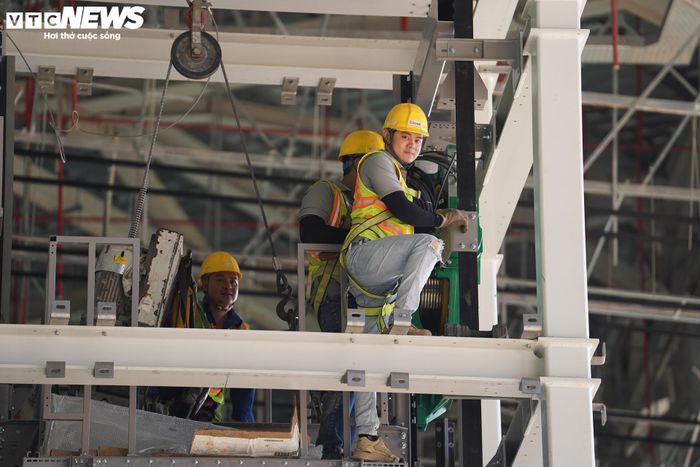 Hiện dự án duy trì trung bình hơn 6.800 lao động trực tiếp, tăng hơn 6,5% so với đợt kiểm tra của Phó Thủ tướng Thường trực Chính phủ cuối tháng 5. Tuy nhiên, công trường vẫn thiếu gần 2.000 nhân sự so với nhu cầu, chủ yếu là lao động kỹ thuật có tay nghề và nhân sự vận hành thiết bị chuyên dụng. Một số đơn vị đã huy động thêm lực lượng quân đội để hỗ trợ thi công.
