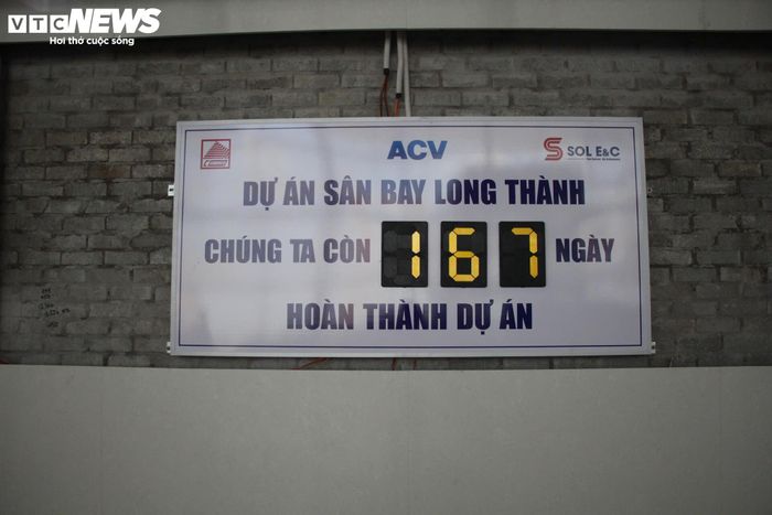 Chuyến kiểm tra diễn ra trong bối cảnh công trường đang bước vào giai đoạn nước rút nhằm bảo đảm mục tiêu hoàn thành và đưa sân bay vào khai thác cuối năm 2026. Theo báo cáo của chủ đầu tư, quỹ thời gian còn lại chỉ khoảng 167 ngày.