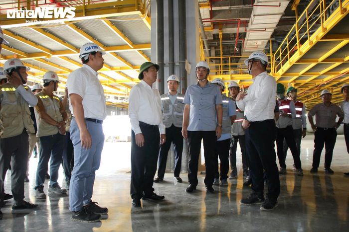 Sau khi nghe báo cáo từ các đơn vị, Bộ trưởng Bộ Xây dựng Trần Hồng Minh nhấn mạnh yêu cầu xuyên suốt là không được chậm tiến độ. “Không thể lùi tiến độ, phải làm, phải chạy đua với thời gian”, Bộ trưởng nhấn mạnh và yêu cầu các đơn vị rà soát toàn bộ khối lượng thi công, hồ sơ thanh quyết toán, đồng thời quan tâm chăm lo đời sống, động viên đội ngũ kỹ sư, công nhân đang bám công trường ngày đêm.