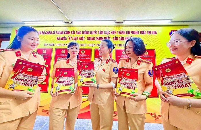 Phong trào “Nhật ký Ba nhất” tạo sức lan tỏa sâu rộng trong cán bộ, chiến sĩ Phòng Cảnh sát giao thông (Công an thành phố Hà Nội). Ảnh: Nhung Hồng