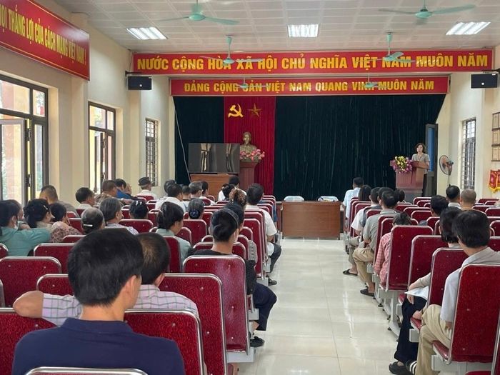 Các tổ công tác của xã Thiên Lộc trực tiếp xuống từng thôn để tuyên truyền và hướng dẫn người dân. Ảnh: Hy Ninh