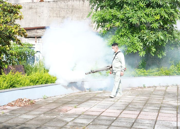 Các lực lượng ra quân tổng vệ sinh môi trường và phun hóa chất diệt côn trùng phòng, chống sốt xuất huyết. Ảnh: Vân Thư