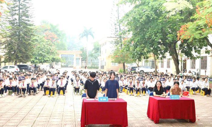 Trung tâm Trợ giúp pháp lý nhà nước phối hợp với Hội liên hiệp phụ nữ phường Tùng Thiện tổ chức phiên tòa giả định tại trường THCS Xuân Sơn, phường Tùng Thiện, TP Hà Nội. Ảnh: Thu Ngân