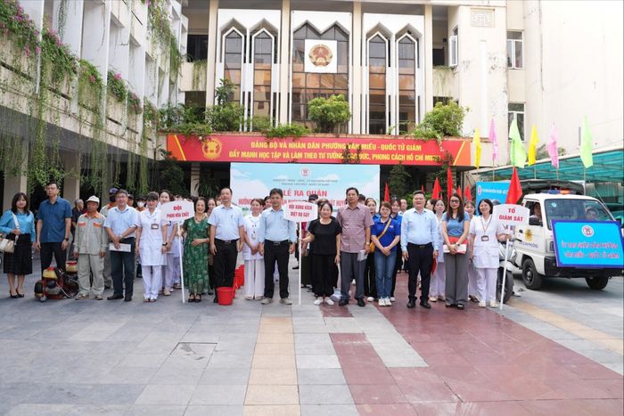 Các đội hình sẵn sàng cho lễ ra quân diệt bọ bậy, vệ sinh môi trường phòng, chống sốt xuất huyết trên địa bàn. Ảnh: An Quyên
