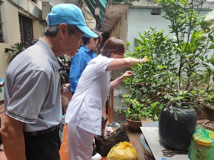 Công tác giám sát bọ gậy - tác nhân gây bệnh sốt xuất huyết được triển khai đến từng tổ dân phố, từng hộ gia đình. Ảnh: An Quyên