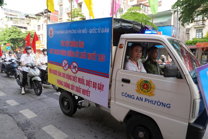 Các đội hình ra quân tuyên truyền bằng pano, áp phích dọc các tuyến phố trên địa bàn phường. Ảnh: An Quyên