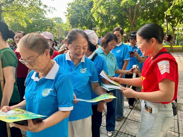 Phát tờ rơi hưởng ứng phong trào thi đua "Toàn dân chung tay bảo vệ môi trường, vì Thủ đô xanh - sạch - đẹp" năm 2026. Ảnh: Bảo Lâm