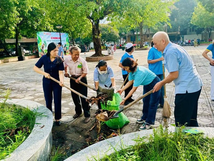 Phó Chủ tịch Thường trực Ủy ban Mặt trận Tổ quốc Việt Nam thành phố Hà Nội Trần Thị Phương Hoa (trái) cùng người cao tuổi tham gia tổng vệ sinh môi trường. Ảnh: Bảo Lâm