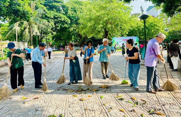 Thường trực Hội Người cao tuổi thành phố Hà Nội cùng làm gia tổng vệ sinh vườn hoa. Ảnh: Bảo Lâm