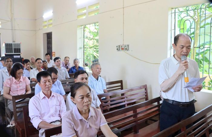Các cử tri nêu ý kiến tại các buổi tiếp xúc cử tri. Ảnh: TN