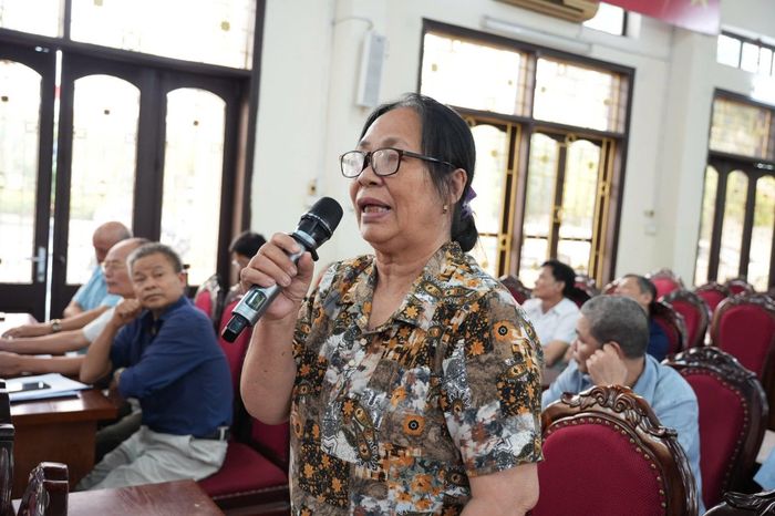 Cử tri xã Đan Phượng kiến nghị nhiều vấn đề dân sinh. Ảnh: Nga Nguyễn