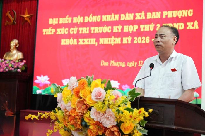 Bí thư Đảng ủy, Chủ tịch HĐND xã Đan Phượng Nguyễn Gia Hiển phát biểu tại buổi tiếp xúc cử tri. Ảnh: Nga Nguyễn