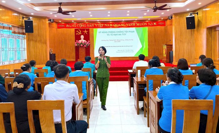 Cán bộ Công an phường Thanh Liệt Trần Bích Ngọc đã phổ biến những nội dung trọng tâm của Luật Phòng, chống ma túy. Ảnh: PV