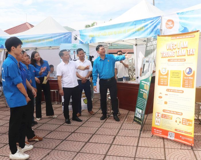 Phó Bí thư Thường trực Đảng ủy phường Đông Ngạc Dương Ngọc Thanh cùng các đại biểu, đoàn viên thanh niên thăm quan các gian hàng. Ảnh: Trần Thảo