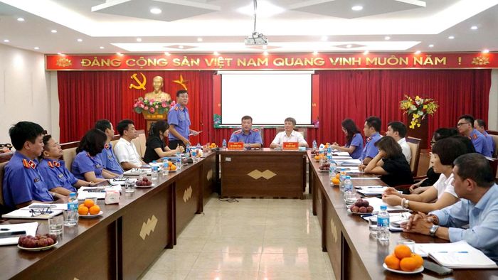 BHXH cơ sở Long Biên và BHXH cơ sở Gia Lâm bàn phương án phối hợp với Viện Kiểm sát nhân dân khu vực 5 để đôn đốc, thu hồi nợ BHXH, bảo đảm quyền lợi người lao động. Ảnh: B.Duy