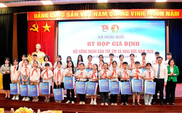 Các đồng chí lãnh đạo tặng quà cho đại biểu trẻ em tham dự Kỳ họp giả định. Ảnh: P.T