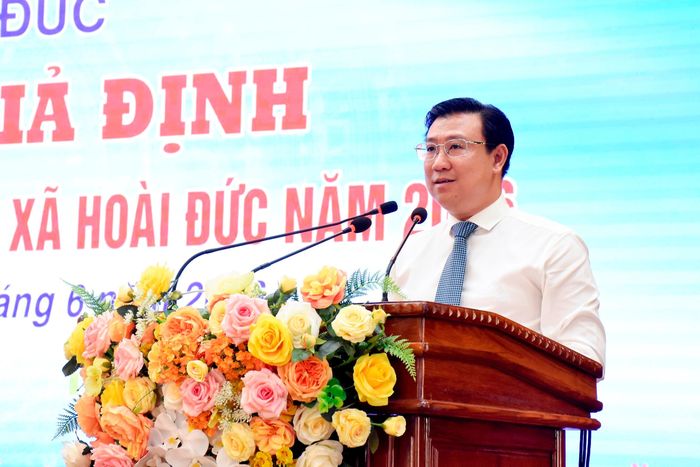 Đồng chí Nguyễn Thanh Bình, Bí thư Đảng ủy, Chủ tịch Hội đồng nhân dân xã Hoài Đức phát biểu tại Kỳ họp giả định. Ảnh: P.T
