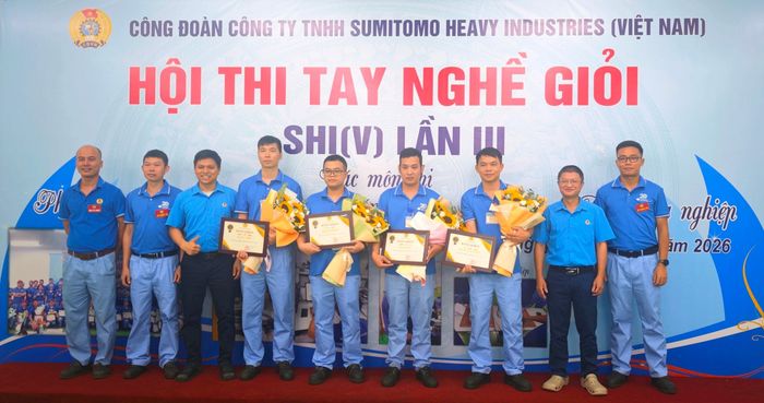 Ban tổ chức trao giải cho các thí sinh xuất sắc. Ảnh: Hải Hà.