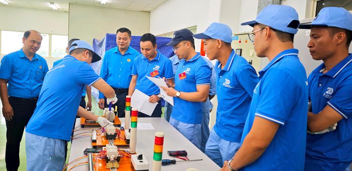 Lãnh đạo Công đoàn Các Khu Công nghệ cao và Khu Công nghiệp Hà Nội nắm bắt tình hình triển khai cuộc thi.