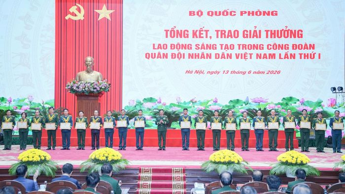 Trao thưởng, biểu dương các tập thể, cá nhân có thành tích xuất sắc trong tổ chức và tham gia Giải thưởng. Ảnh: Hữu Chánh