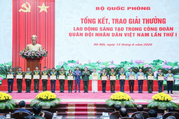 Trao thưởng, biểu dương các tập thể, cá nhân có thành tích xuất sắc trong tổ chức và tham gia Giải thưởng. Ảnh: Hữu Chánh