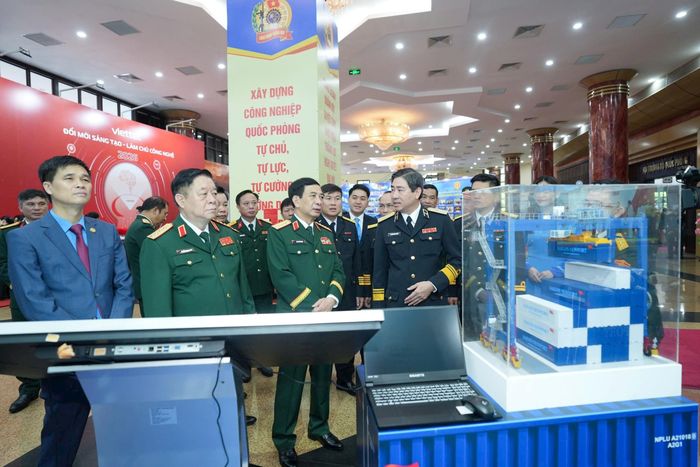 Các đại biểu tham quan khu trưng bày các công trình, sáng kiến tiêu biểu trong phong trào lao động sáng tạo của Công đoàn Quân đội. Ảnh: Hữu Chánh