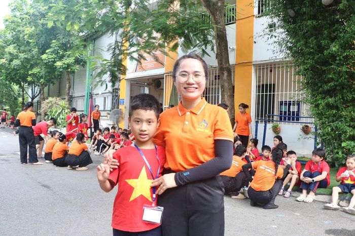 Chị Nguyễn Thị Huyền và con trai hào hứng tham gia Trại hè "Nâng cánh ước mơ 2026”. Ảnh: PV