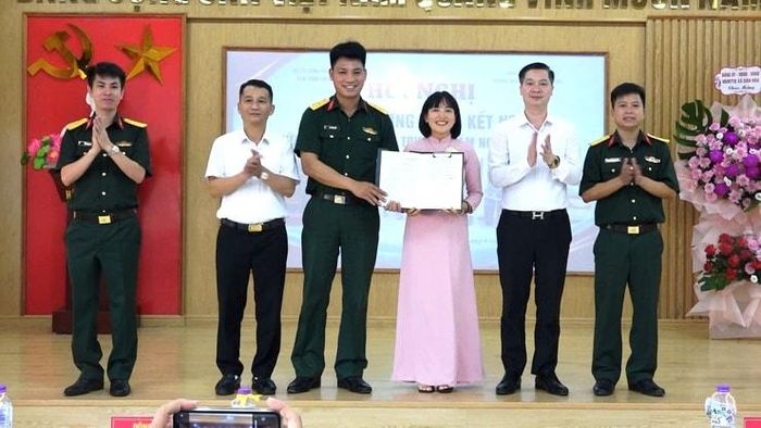 Ban CHQS xã Dân Hòa và Trường Mầm non Xuân Dương ký kết chương trình kết nghĩa. Ảnh: DH.