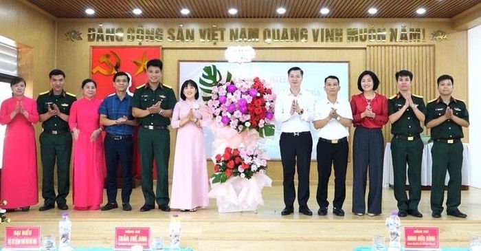 Lãnh đạo xã Dân Hòa chúc mừng hai đơn vị. Ảnh: DH.