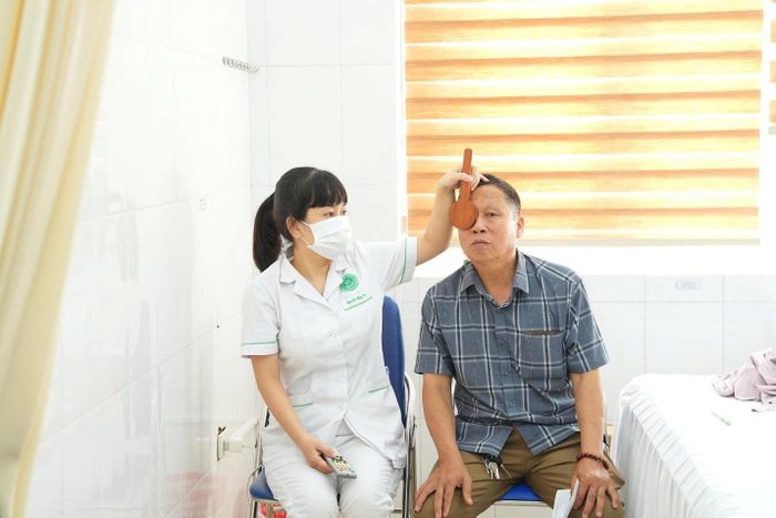 Tại chương trình, các đối tượng chính sách được khám nội khoa, ngoại khoa, mắt, tai mũi họng; đo huyết áp...