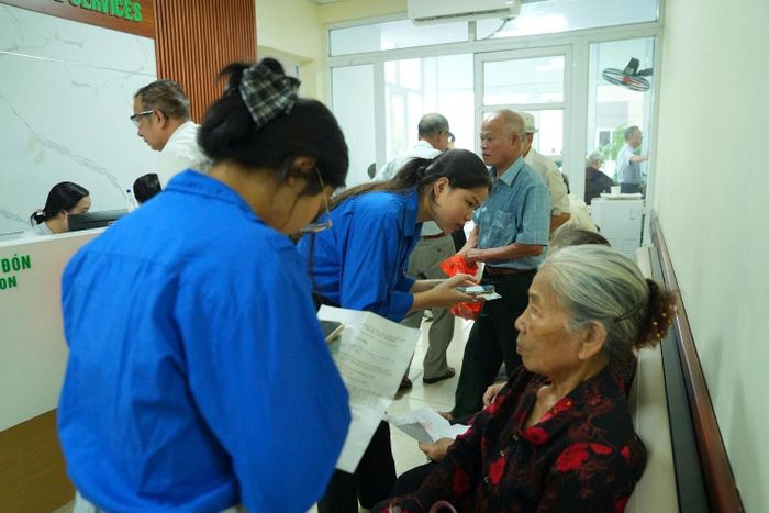 Tư vấn sức khỏe cho đối tượng chính sách.
