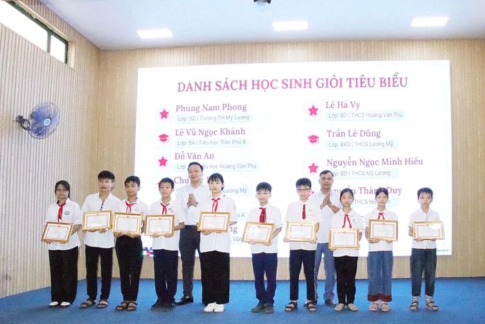 Xã Trần Phú khen thưởng cho các học sinh có thành tích xuất sắc trong năm học 2025-2026. Ảnh: HĐ.