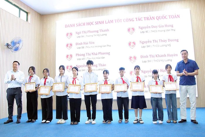 Xã Trần Phú khen thưởng cho các học sinh có thành tích xuất sắc trong năm học 2025-2026. Ảnh: HĐ.