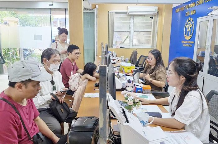 Mô hình chính quyền địa phương hai cấp đang mở ra cơ hội xây dựng nền hành chính hiện đại, tinh gọn và hiệu quả hơn. Trong ảnh: Người dân đến làm thủ tục hành chính tại Điểm phục vụ hành chính công Cửa Nam (số 29 Quang Trung, thành phố Hà Nội). Ảnh: Hà Anh
