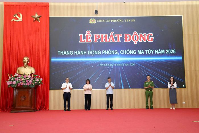 Các đại biểu thực hiện nghi thức phát động Tháng hành động phòng chống ma túy với chủ đề “Hà Nội - Chung một quyết tâm xây dựng xã, phường không ma túy ". Ảnh: Thái Phương