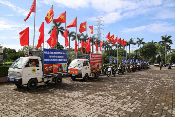 Các lực lượng tham gia diễu hành ra quân hưởng ứng Tháng hành động phòng, chống ma túy năm 2026. Ảnh: Thái Phương
