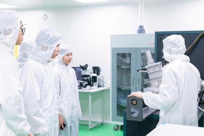 Sinh viên Đại học Phenikaa trải nghiệm thực hành trong phòng sạch. Ảnh: CTV