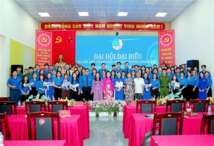 Đại diện lãnh đạo phường Phương Liệt chúc mừng thành công của Đại hội. Ảnh: ND