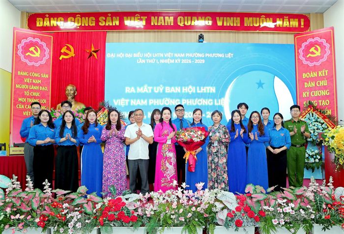 Đại diện lãnh đạo Đảng ủy, HĐND, UBND, Ủy ban MTTQ Việt Nam phường Phương Liệt chúc mừng Ủy ban Hội LHTN Việt Nam phường Phương Liệt khóa I, nhiệm kỳ 2026-2029. Ảnh: ND