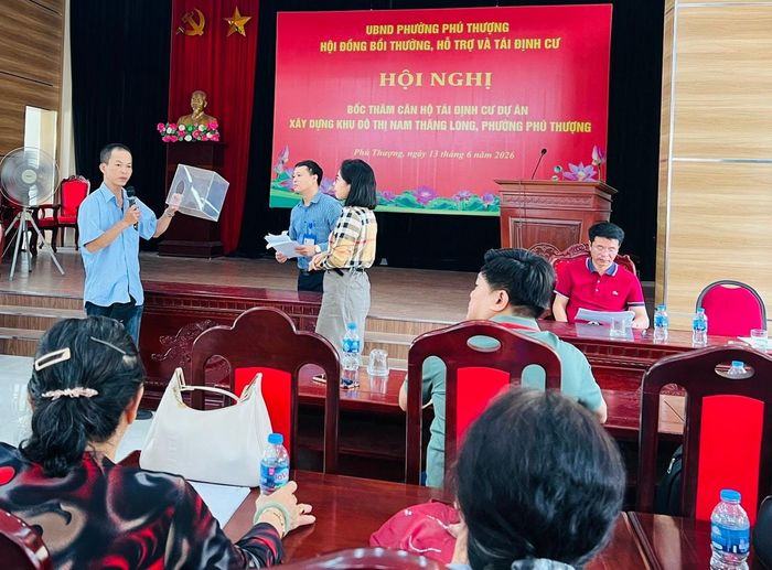 Người dân kiểm tra hòm phiếu. Ảnh: Tuệ Lâm