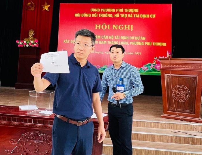 Quá trình bốc thăm được thực hiện công khai, dân chủ. Ảnh: Tuệ Lâm