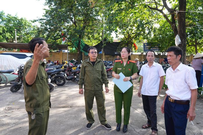 Trao đổi phương án diễn tập với tổ trưởng tổ dân phố 13 và người dân làng mộc Thượng Mạo. Ảnh: Hữu Tiệp